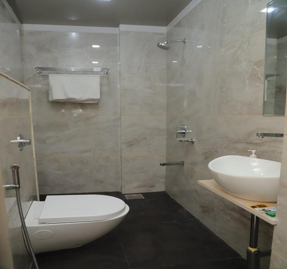 Hotel Dwarka Palace أحمدناغار المظهر الخارجي الصورة