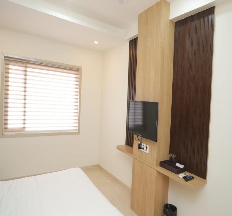 Hotel Dwarka Palace أحمدناغار المظهر الخارجي الصورة
