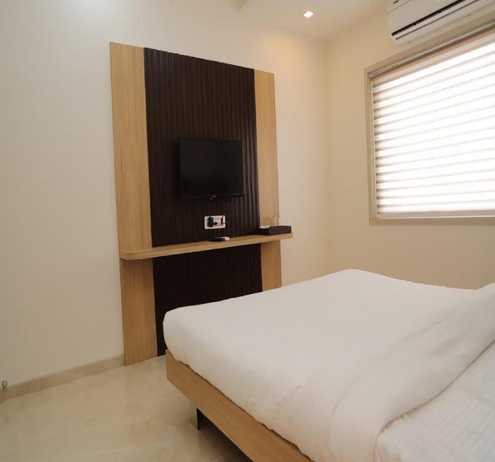 Hotel Dwarka Palace أحمدناغار المظهر الخارجي الصورة