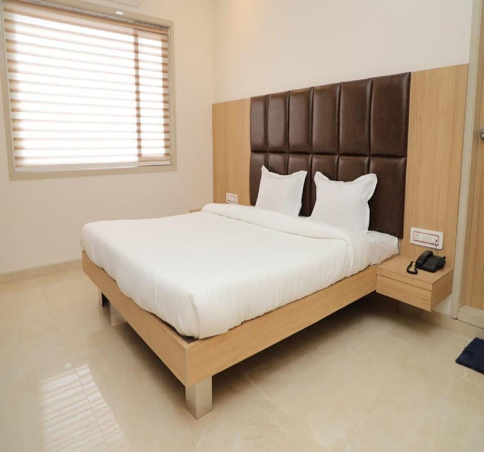 Hotel Dwarka Palace أحمدناغار المظهر الخارجي الصورة